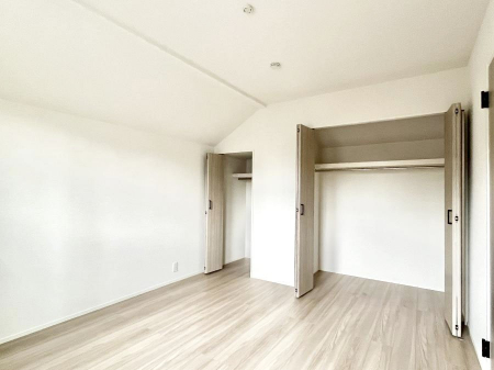 �Q���@�������P�������`Bed Room�`  �S�����ɂ͎��[�N���[�[�b�g�������I���i�g���̂��m���⏬���͂������A�G�ߕ��̂��m���Ȃǂ���������Ɛ������ڂ����܂������܂��B  ������Ԃ��L���g�p�ł��܂��ˁB