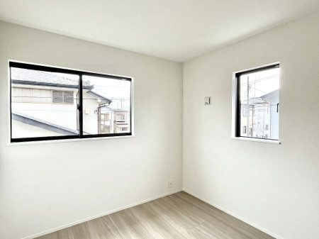 �q�������@�������P�������`Bed Room�`�@�q�������͂��q�l�ɂƂ��đ�Ϗd�Ȗ���������܂��B�q����l�ŉ߂�����Ԃ�^���邱�ƂŁA�h���׋����Ԃ����R�Ƒ����܂����畔���̕Еt����|���Ȃǂ��������ƂɌq����܂��B