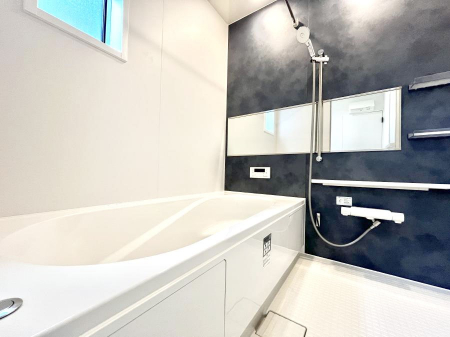 �����@�������Q�������`Bath Room�`�@����L�΂��ē������邱�Ƃ��\�I����̔�������M�d�ȃo�X�^�C���ł��B���q�l�Ƃ��ꏏ�ł��\���ȍL���Ȃ̂ŁA���r���O�Ƃ͈�����Ƒ��c�R�̂ЂƎ������y���݂��������܂��B