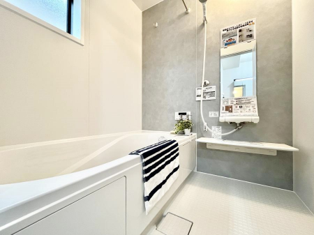 �����@�����`Bath Room�`�@�������������͋C�̗����Ŗ����Ɍ����ă��t���b�V���B���������@�\���t���Ă���̂ŗׂ̐���@�u����Ő􂢏オ�������󕨂��A�J�̓����V�C���C�ɂ������������邱�Ƃ��\�ł��B�@