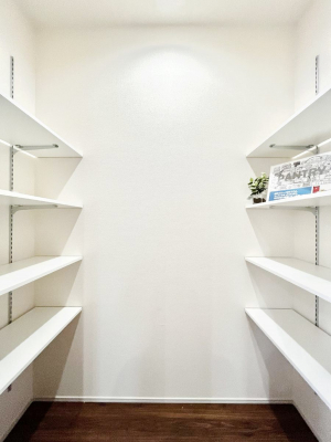 ���[�@�����`Pantry�`�@�L�b�`�����Ɏ��[�X�y�[�X��ݒu���܂����I�H�i���X�g�b�N�ł���֗��ȏꏊ�ł��B�L�b�`���͉Ƃ̒��ł����������ꏊ�B��펞�ɔ����Ă̔��H����~�X�y�[�X�Ƃ��Ă��g����̂��S�����ł��ˁB�@