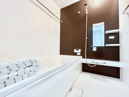 �����@�������Q�������`Bath Room�`�@����L�΂��ē������邱�Ƃ��\�I����̔�������M�d�ȃo�X�^�C���ł��B���q�l�Ƃ��ꏏ�ł��\���ȍL���Ȃ̂ŁA���r���O�Ƃ͈�����Ƒ��c�R�̂ЂƎ������y���݂��������܂��B