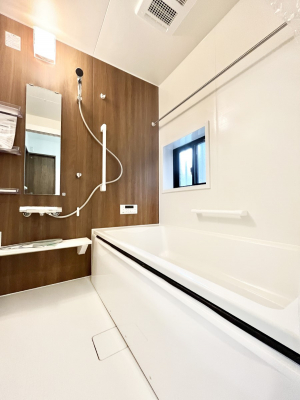 �����@�������P�������`Bath Room�`�@���t���̃o�X���[���́A�̌������薾�邭�C�����̗ǂ���Ԃł��B�������邱�ƂŁA���C�����ǍD�B������芰����o�X���[���ŁA�����̃o�X�^�C�����y���݂ɂȂ肻���ł��B