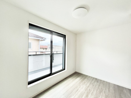 �q�������@�������P�������`Bed Room�`�@�q�������͂��q�l�ɂƂ��đ�Ϗd�Ȗ���������܂��B�q����l�ŉ߂�����Ԃ�^���邱�ƂŁA�h���׋����Ԃ����R�Ƒ����܂����畔���̕Еt����|���Ȃǂ��������ƂɌq����܂��B