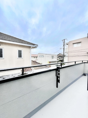 �o���R�j�[�@�������P�������`Balcony�`�@�傫�ȋ�Ɉ͂܂ꂽ�C�����̂����ƁB�o���R�j�[��`�������ň��|�I�ȊJ�����ɕ�܂�܂��B�o���R�j�[�͗z���������݂��z�c����󕨂��C�����悭�������Ƃ��ł��܂��B