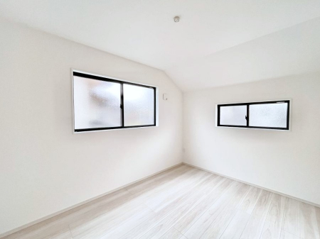 �q�������@�������P�������`Bed Room�`�@�q�������͂��q�l�ɂƂ��đ�Ϗd�Ȗ���������܂��B�q����l�ŉ߂�����Ԃ�^���邱�ƂŁA�h���׋����Ԃ����R�Ƒ����܂����畔���̕Еt����|���Ȃǂ��������ƂɌq����܂��B