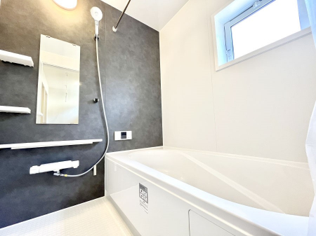 �����@�������P�������`Bath Room�`�@���t���̃o�X���[���́A�̌������薾�邭�C�����̗ǂ���Ԃł��B�������邱�ƂŁA���C�����ǍD�B������芰����o�X���[���ŁA�����̃o�X�^�C�����y���݂ɂȂ肻���ł��B