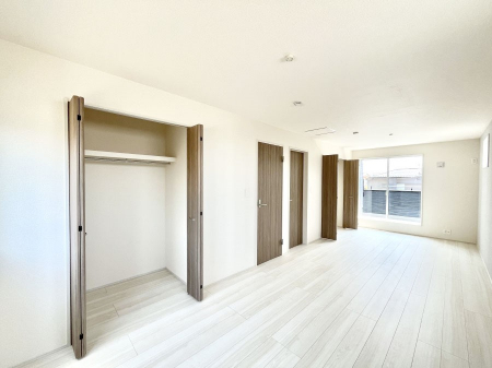 �q�������@�������P�������`Bed Room�`�@���q�l�̐����ɍ��킹�ďZ�܂��̃��C�A�E�g���ς��܂��B�v�t���̃v���C�o�V�[���d��������A�����ɍ��킹�Ċ���x�b�g��z�u������B���������z���Ă̏Z�܂��I�т���؂ł��B