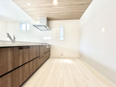 �L�b�`���@�������P�������`Kitchen�`�@���R�������鑋�̂���L�b�`���������g���ꏊ�����炱���A�g��������l�����܂����B�������Ƃ����L�b�`���R�[�i�[�͎����L���Ȏd�オ��ƂȂ��Ă���܂��B