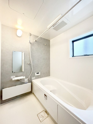 �����@�������P�������`Bath Room�`�@����L�΂��ē������邱�Ƃ��\�I����̔�������M�d�ȃo�X�^�C���ł��B���q�l�Ƃ��ꏏ�ł��\���ȍL���Ȃ̂ŁA���r���O�Ƃ͈�����Ƒ��c�R�̂ЂƎ������y���݂��������܂��B