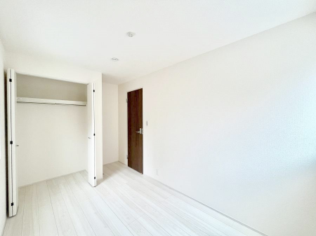 �q�������@�������P�������`Bed Room�`�@�q�������͂��q�l�ɂƂ��đ�Ϗd�Ȗ���������܂��B�q����l�ŉ߂�����Ԃ�^���邱�ƂŁA�h���׋����Ԃ����R�Ƒ����܂����畔���̕Еt����|���Ȃǂ��������ƂɌq����܂��B