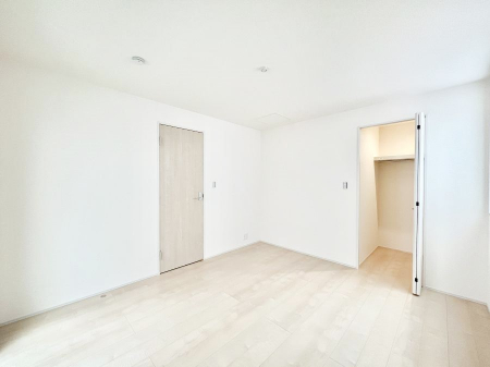 �q�������@�������Q�������`Bed Room�`�@�q�������͂��q�l�ɂƂ��đ�Ϗd�Ȗ���������܂��B�q����l�ŉ߂�����Ԃ�^���邱�ƂŁA�h���׋����Ԃ����R�Ƒ����܂����畔���̕Еt����|���Ȃǂ��������ƂɌq����܂��B