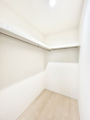 ���̑��@�������Q�������`Walk-in Closet�`�@��������̗m���������Ă��V���ɂȂ�ɂ����E�H�[�N�C���N���[�[�b�g�B�m���ȊO�ɂ��A���i�g��Ȃ��Ɠd��X�[�c�P�[�X�A�X�g�b�N�i�Ȃǉ��ł��Еt����������Ԃł��B