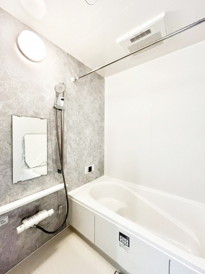 �����@�����`Bath Room�`�@�������������͋C�̗����Ŗ����Ɍ����ă��t���b�V���B���������@�\���t���Ă���̂ŗׂ̐���@�u����Ő􂢏オ�������󕨂��A�J�̓����V�C���C�ɂ������������邱�Ƃ��\�ł��B