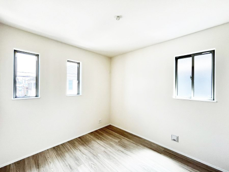 �q�������@�����`Bed Room�`�@�q�������͂��q�l�ɂƂ��đ�Ϗd�Ȗ���������܂��B�q����l�ŉ߂�����Ԃ�^���邱�ƂŁA�h���׋����Ԃ����R�Ƒ����܂����畔���̕Еt����|���Ȃǂ��������ƂɌq����܂��B