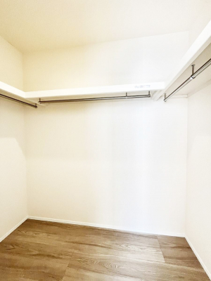 ���̑��@�����`Walk-in Closet�`�@�K�v�Ȃ��̂�R�[�f�B�l�[�g���ꗗ���Ċm�F�ł��A�g�x�x�⏀�����Z���ԂōςރE�H�[�N�C���N���[�[�b�g��ݒu���܂����B�Ƃ̒�����������Ƃ�����֗��Ȏ��[�X�y�[�X�ł��B