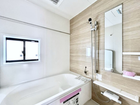 �����@�������P�������`Bath Room�`�@���t���̃o�X���[���́A�̌������薾�邭�C�����̗ǂ���Ԃł��B�������邱�ƂŁA���C�����ǍD�B������芰����o�X���[���ŁA�����̃o�X�^�C�����y���݂ɂȂ肻���ł��B