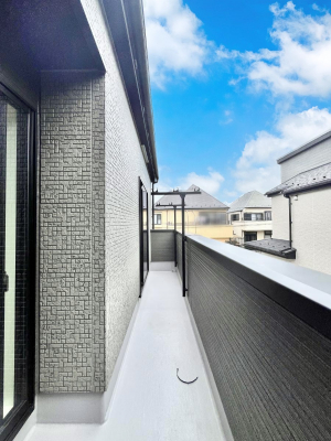 �o���R�j�[�@�������P�������`Balcony�`�@������̃o���R�j�[�̑O�ɂ͉_�ȊO�ɑ��z���Ղ���̂�����܂���B�����󕨂������₷���A����薾�邭�C�����̂������������Ă��܂��B�g���₷���J���I�ȃo���R�j�[�ł���