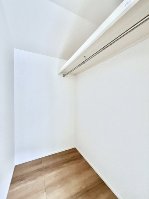 ���̑��@�������P�������`Walk-in Closet�`�@��������̗m���������Ă��V���ɂȂ�ɂ����E�H�[�N�C���N���[�[�b�g�B�m���ȊO�ɂ��A���i�g��Ȃ��Ɠd��X�[�c�P�[�X�A�X�g�b�N�i�Ȃǉ��ł��Еt����������Ԃł��B