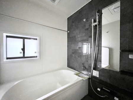 �����@�������R�������`Bath Room�`�@���t���̃o�X���[���́A�̌������薾�邭�C�����̗ǂ���Ԃł��B�������邱�ƂŁA���C�����ǍD�B������芰����o�X���[���ŁA�����̃o�X�^�C�����y���݂ɂȂ肻���ł��B