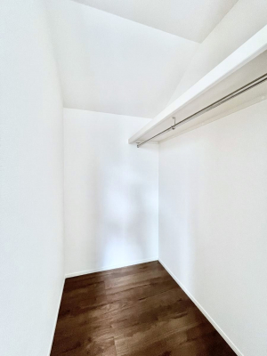 ���̑��@�������R�������`Walk-in Closet�`�@��������̗m���������Ă��V���ɂȂ�ɂ����E�H�[�N�C���N���[�[�b�g�B�m���ȊO�ɂ��A���i�g��Ȃ��Ɠd��X�[�c�P�[�X�A�X�g�b�N�i�Ȃǉ��ł��Еt����������Ԃł��B