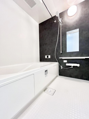 �����@������A�������`Bath Room�`�@����L�΂��ē������邱�Ƃ��\�I����̔�������M�d�ȃo�X�^�C���ł��B���q�l�Ƃ��ꏏ�ł��\���ȍL���Ȃ̂ŁA���r���O�Ƃ͈�����Ƒ��c�R�̂ЂƎ������y���݂��������܂��B