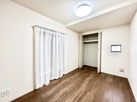 �Q���@������A�������`Bed Room�`  �����ɂ͎��[�N���[�[�b�g�������I���i�g���̂��m���⏬���͂������A�G�ߕ��̂��m���Ȃǂ���������Ɛ������ڂ����܂������܂��B  ������Ԃ��L���g�p�ł��܂��ˁB