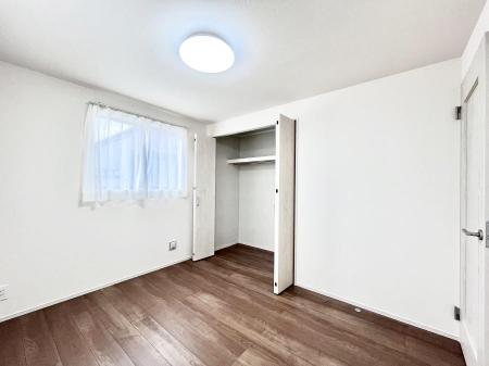 �q�������@������A�������`Bed Room�`�@�q�������͂��q�l�ɂƂ��đ�Ϗd�Ȗ���������܂��B�q����l�ŉ߂�����Ԃ�^���邱�ƂŁA�h���׋����Ԃ����R�Ƒ����܂����畔���̕Еt����|���Ȃǂ��������ƂɌq����܂��B