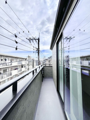 �o���R�j�[�@������A�������`Balcony�`�@�傫�ȋ�Ɉ͂܂ꂽ�C�����̂����ƁB�o���R�j�[��`�������ň��|�I�ȊJ�����ɕ�܂�܂��B�o���R�j�[�͗z���������݂��z�c����󕨂��C�����悭�������Ƃ��ł��܂��B
