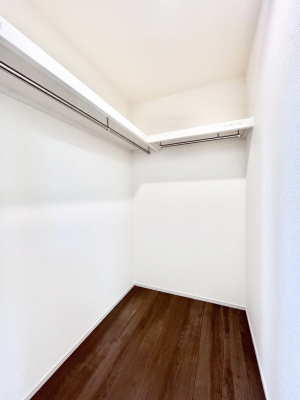 ���̑��@������A�������`Walk-in Closet�`�@��������̗m���������Ă��V���ɂȂ�ɂ����E�H�[�N�C���N���[�[�b�g�B�m���ȊO�ɂ��A���i�g��Ȃ��Ɠd��X�[�c�P�[�X�A�X�g�b�N�i�Ȃǉ��ł��Еt����������Ԃł��B