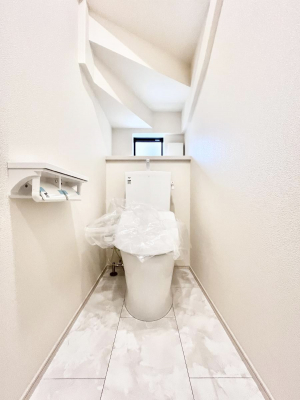 �g�C���@������A�������`Toilet�`�@�Y��E�X�b�L���E���K�ȃE�H�V�����b�g�t�g�C���ł��낰���Ԃł��B�̌������薾�邭�A���K��ԂƂȂ��Ă���܂��������g���ꏊ�����炱���̔z���ł��I