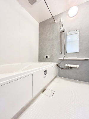 �����@������B�������`Bath Room�`�@����L�΂��ē������邱�Ƃ��\�I����̔�������M�d�ȃo�X�^�C���ł��B���q�l�Ƃ��ꏏ�ł��\���ȍL���Ȃ̂ŁA���r���O�Ƃ͈�����Ƒ��c�R�̂ЂƎ������y���݂��������܂��B