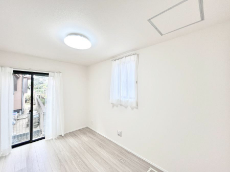 �q�������@������B�������`Bed Room�`�@�q�������͂��q�l�ɂƂ��đ�Ϗd�Ȗ���������܂��B�q����l�ŉ߂�����Ԃ�^���邱�ƂŁA�h���׋����Ԃ����R�Ƒ����܂����畔���̕Еt����|���Ȃǂ��������ƂɌq����܂��B