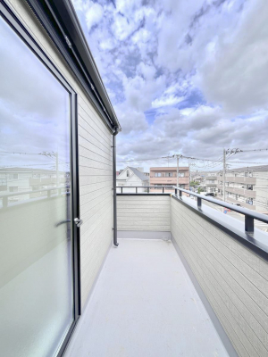 �o���R�j�[�@������B�������`Balcony�`�@�傫�ȋ�Ɉ͂܂ꂽ�C�����̂����ƁB�o���R�j�[��`�������ň��|�I�ȊJ�����ɕ�܂�܂��B�o���R�j�[�͗z���������݂��z�c����󕨂��C�����悭�������Ƃ��ł��܂��B