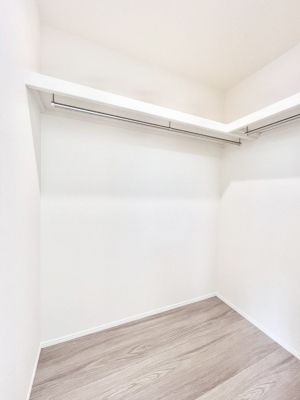 ���̑��@������B�������`Walk-in Closet�`�@��������̗m���������Ă��V���ɂȂ�ɂ����E�H�[�N�C���N���[�[�b�g�B�m���ȊO�ɂ��A���i�g��Ȃ��Ɠd��X�[�c�P�[�X�A�X�g�b�N�i�Ȃǉ��ł��Еt����������Ԃł��B