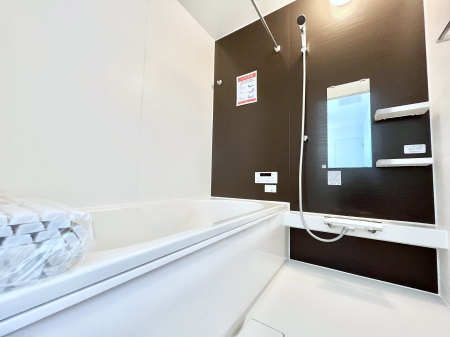 �����@�����`Bath Room�`�@�������������͋C�̗����Ŗ����Ɍ����ă��t���b�V���B���������@�\���t���Ă���̂ŗׂ̐���@�u����Ő􂢏オ�������󕨂��A�J�̓����V�C���C�ɂ������������邱�Ƃ��\�ł��B
