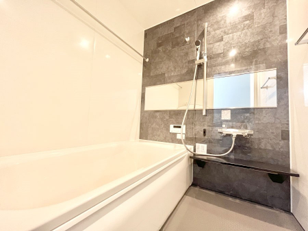 �����@�������Q�������`Bath Room�`�@����L�΂��ē������邱�Ƃ��\�I����̔�������M�d�ȃo�X�^�C���ł��B���q�l�Ƃ��ꏏ�ł��\���ȍL���Ȃ̂ŁA���r���O�Ƃ͈�����Ƒ��c�R�̂ЂƎ������y���݂��������܂��B