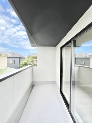 �o���R�j�[�@�������Q�������`Balcony�`�@������̃o���R�j�[�̑O�ɂ͉_�ȊO�ɑ��z���Ղ���̂�����܂���B�����󕨂������₷���A����薾�邭�C�����̂������������Ă��܂��B�g���₷���J���I�ȃo���R�j�[�ł���