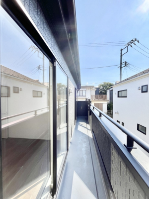 �o���R�j�[�@�������P�������`Balcony�`�@�傫�ȋ�Ɉ͂܂ꂽ�C�����̂����ƁB�o���R�j�[��`�������ň��|�I�ȊJ�����ɕ�܂�܂��B�o���R�j�[�͗z���������݂��z�c����󕨂��C�����悭�������Ƃ��ł��܂��B