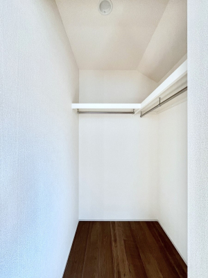 ���̑��@�������P�������`Walk-in Closet�`�@��������̗m���������Ă��V���ɂȂ�ɂ����E�H�[�N�C���N���[�[�b�g�B�m���ȊO�ɂ��A���i�g��Ȃ��Ɠd��X�[�c�P�[�X�A�X�g�b�N�i�Ȃǉ��ł��Еt����������Ԃł��B
