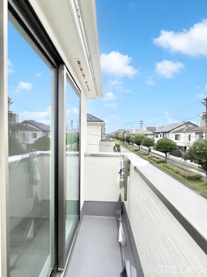 �o���R�j�[�@������1�������`Balcony�`�@�傫�ȋ�Ɉ͂܂ꂽ�C�����̂����ƁB�o���R�j�[��`�������ň��|�I�ȊJ�����ɕ�܂�܂��B�o���R�j�[�͗z���������݂��z�c����󕨂��C�����悭�������Ƃ��ł��܂��B