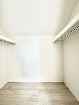 ���̑��@������1�������`Walk-in Closet�`�@��������̗m���������Ă��V���ɂȂ�ɂ����E�H�[�N�C���N���[�[�b�g�B�m���ȊO�ɂ��A���i�g��Ȃ��Ɠd��X�[�c�P�[�X�A�X�g�b�N�i�Ȃǉ��ł��Еt����������Ԃł��B
