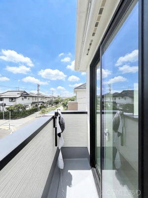 �o���R�j�[�@������2�������`Balcony�`�@�傫�ȋ�Ɉ͂܂ꂽ�C�����̂����ƁB�o���R�j�[��`�������ň��|�I�ȊJ�����ɕ�܂�܂��B�o���R�j�[�͗z���������݂��z�c����󕨂��C�����悭�������Ƃ��ł��܂��B
