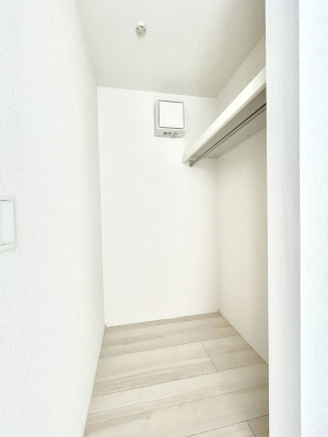 ���̑��@������2�������`Walk-in Closet�`�@��������̗m���������Ă��V���ɂȂ�ɂ����E�H�[�N�C���N���[�[�b�g�B�m���ȊO�ɂ��A���i�g��Ȃ��Ɠd��X�[�c�P�[�X�A�X�g�b�N�i�Ȃǉ��ł��Еt����������Ԃł��B