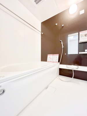 �����@�����`Bath Room�`�@�������������͋C�̗����Ŗ����Ɍ����ă��t���b�V���B���������@�\���t���Ă���̂ŗׂ̐���@�u����Ő􂢏オ�������󕨂��A�J�̓����V�C���C�ɂ������������邱�Ƃ��\�ł��B