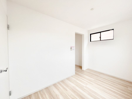 �q�������@�����`Bed Room�`�@�q�������͂��q�l�ɂƂ��đ�Ϗd�Ȗ���������܂��B�q����l�ŉ߂�����Ԃ�^���邱�ƂŁA�h���׋����Ԃ����R�Ƒ����܂����畔���̕Еt����|���Ȃǂ��������ƂɌq����܂��B