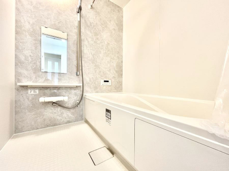 �����@������A�������`Bath Room�`�@����L�΂��ē������邱�Ƃ��\�I����̔�������M�d�ȃo�X�^�C���ł��B���q�l�Ƃ��ꏏ�ł��\���ȍL���Ȃ̂ŁA���r���O�Ƃ͈�����Ƒ��c�R�̂ЂƎ������y���݂��������܂��B