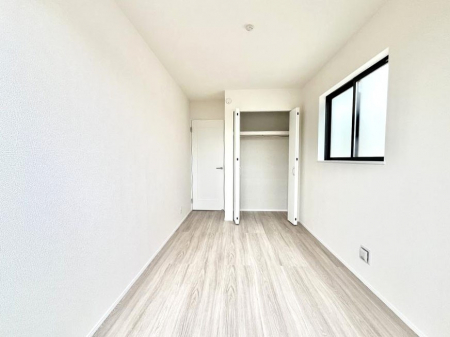 �Q���@������A�������`Bed Room�`  �S�����ɂ͎��[�N���[�[�b�g�������I���i�g���̂��m���⏬���͂������A�G�ߕ��̂��m���Ȃǂ���������Ɛ������ڂ����܂������܂��B  ������Ԃ��L���g�p�ł��܂��ˁB