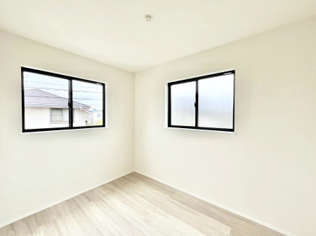 �q�������@������A�������`Bed Room�`�@�q�������͂��q�l�ɂƂ��đ�Ϗd�Ȗ���������܂��B�q����l�ŉ߂�����Ԃ�^���邱�ƂŁA�h���׋����Ԃ����R�Ƒ����܂����畔���̕Еt����|���Ȃǂ��������ƂɌq����܂��B