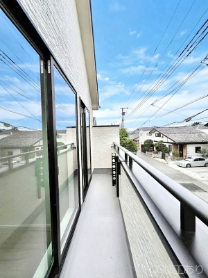 �o���R�j�[�@������A�������`Balcony�`�@������̃o���R�j�[�̑O�ɂ͉_�ȊO�ɑ��z���Ղ���̂�����܂���B�����󕨂������₷���A����薾�邭�C�����̂������������Ă��܂��B�Ƒ��S�����̐��󕨂���C�Ɋ����܂��B